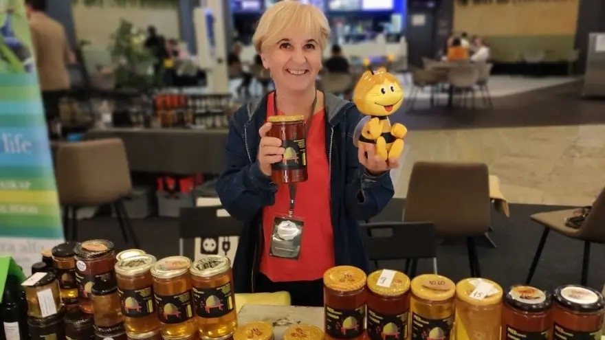 Orijana Mikelec sa staklenkom meda na sajmu